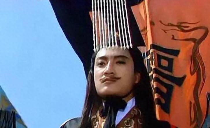 皇帝因担心儿子不懂男女之事，特派宠妃亲授经验，竟让意外诞生的新太子成为皇位继承人