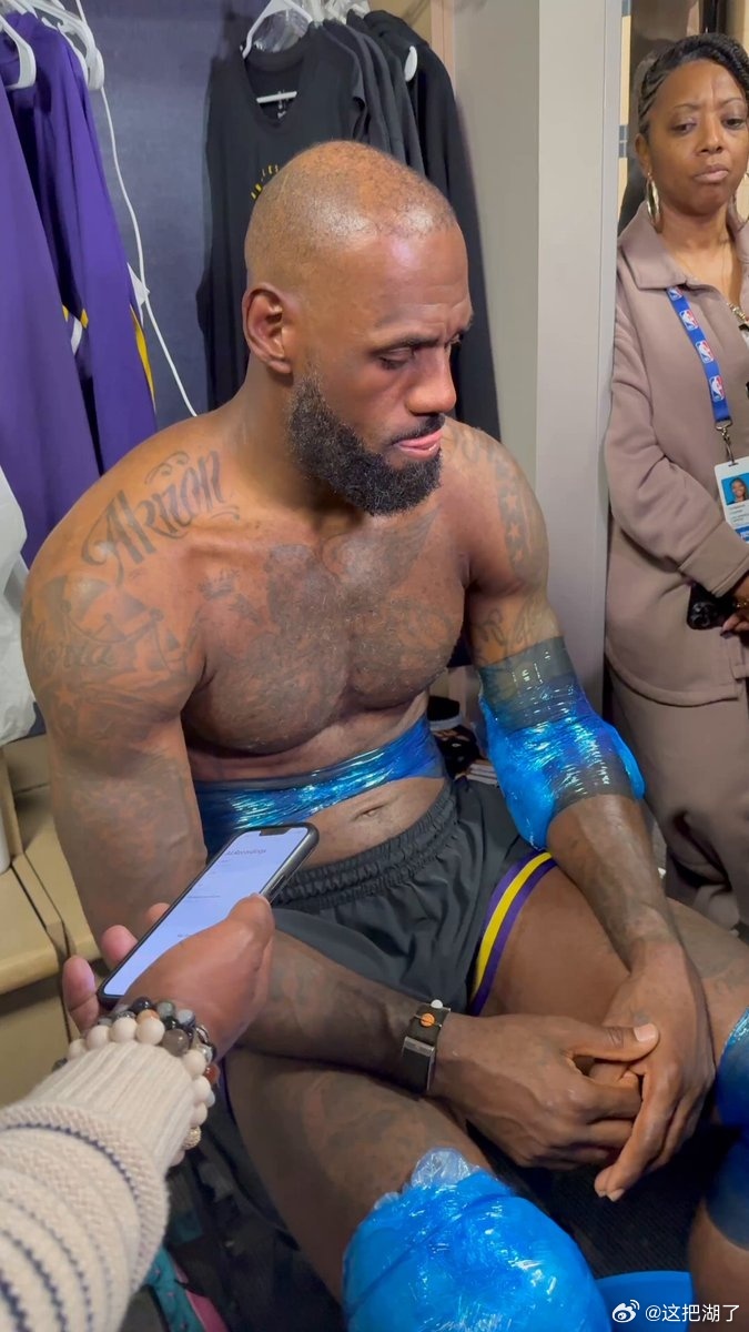 赛后詹姆斯肘部进行了冰敷，他的长期运动训练师还在其左臂套上了压缩袖，以让他度过球