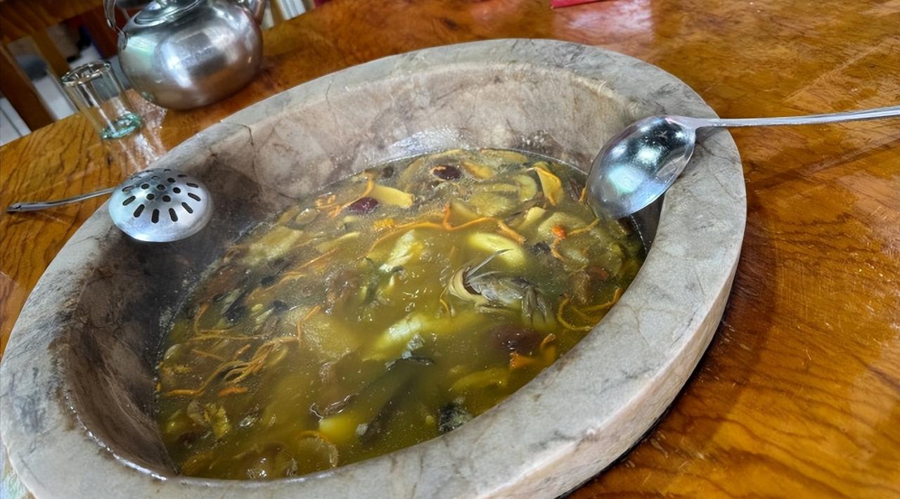 昨天中午到普洱，直奔一家点评上靠前的菌子石锅鱼店。两人158元，江团鱼配上野生菌