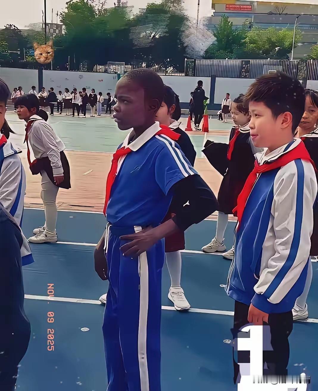 如今随着老外来中国工作的方便，
越来越多的老外子女也涌入了校园，
看着穿着中式校