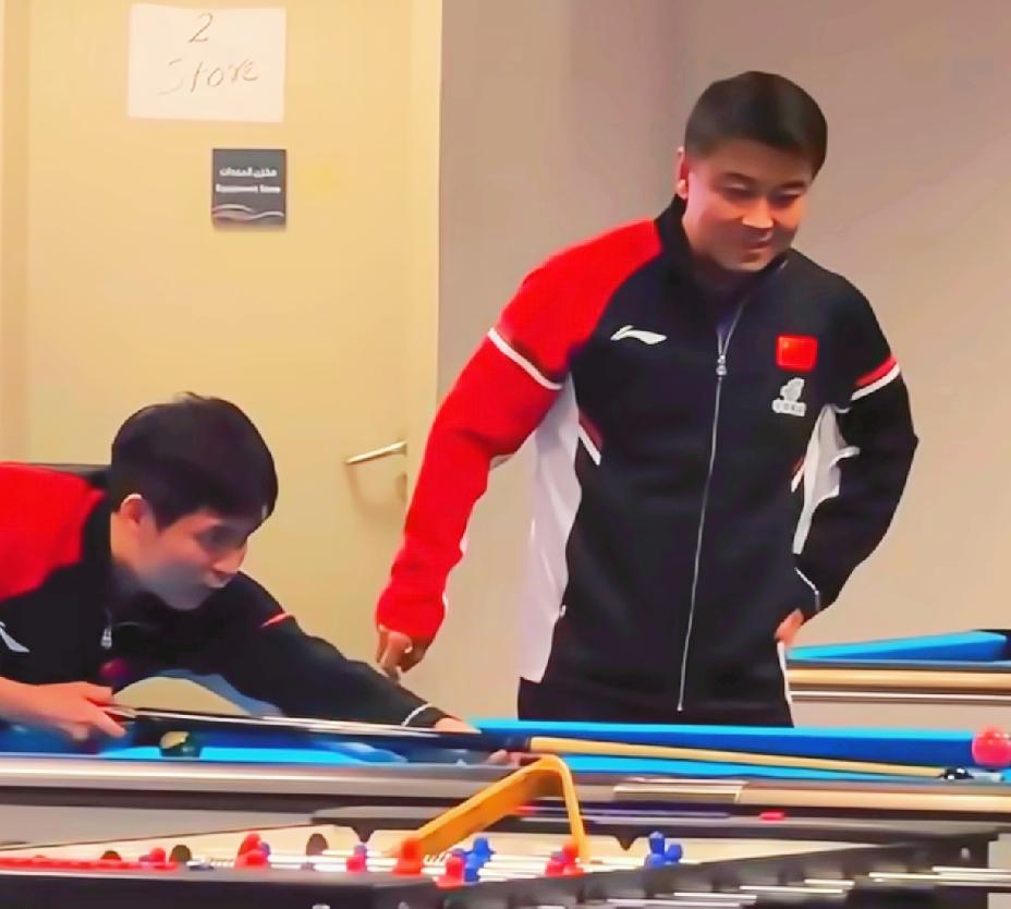 国乒男队难得的欢乐时光，
王皓和队员们哈哈大笑，
这才是他们该有的样子。

国乒