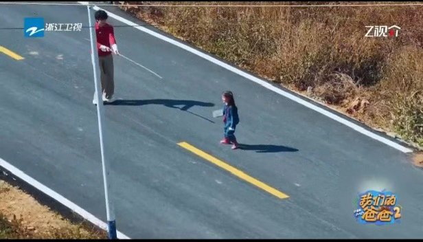 黄子韬怕鸡黄誉博怕蚯蚓 佳佳举着蚯蚓追黄誉博那段，太好笑了。黄誉博边跑边喊的样子