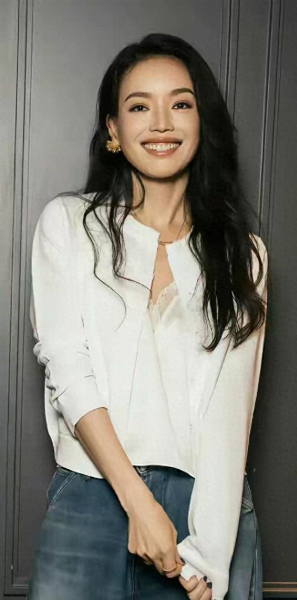 小米YU7代言人舒淇，骨子里自带随性通透的气质。不刻意装嫩，不迎合世俗审美，坦然