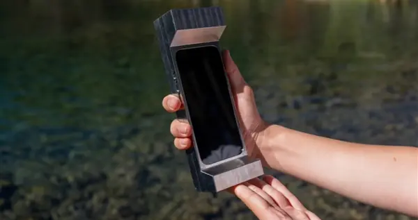 重2.7公斤的實心不銹鋼手機殼：就是故意的！要價1500元