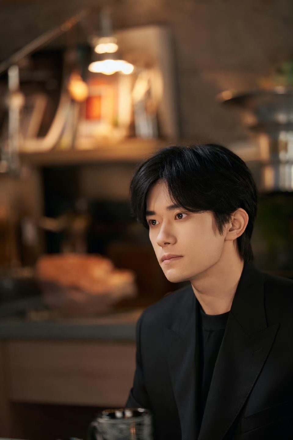 易烊千玺好像永远都是黑衣裳。 ​​​