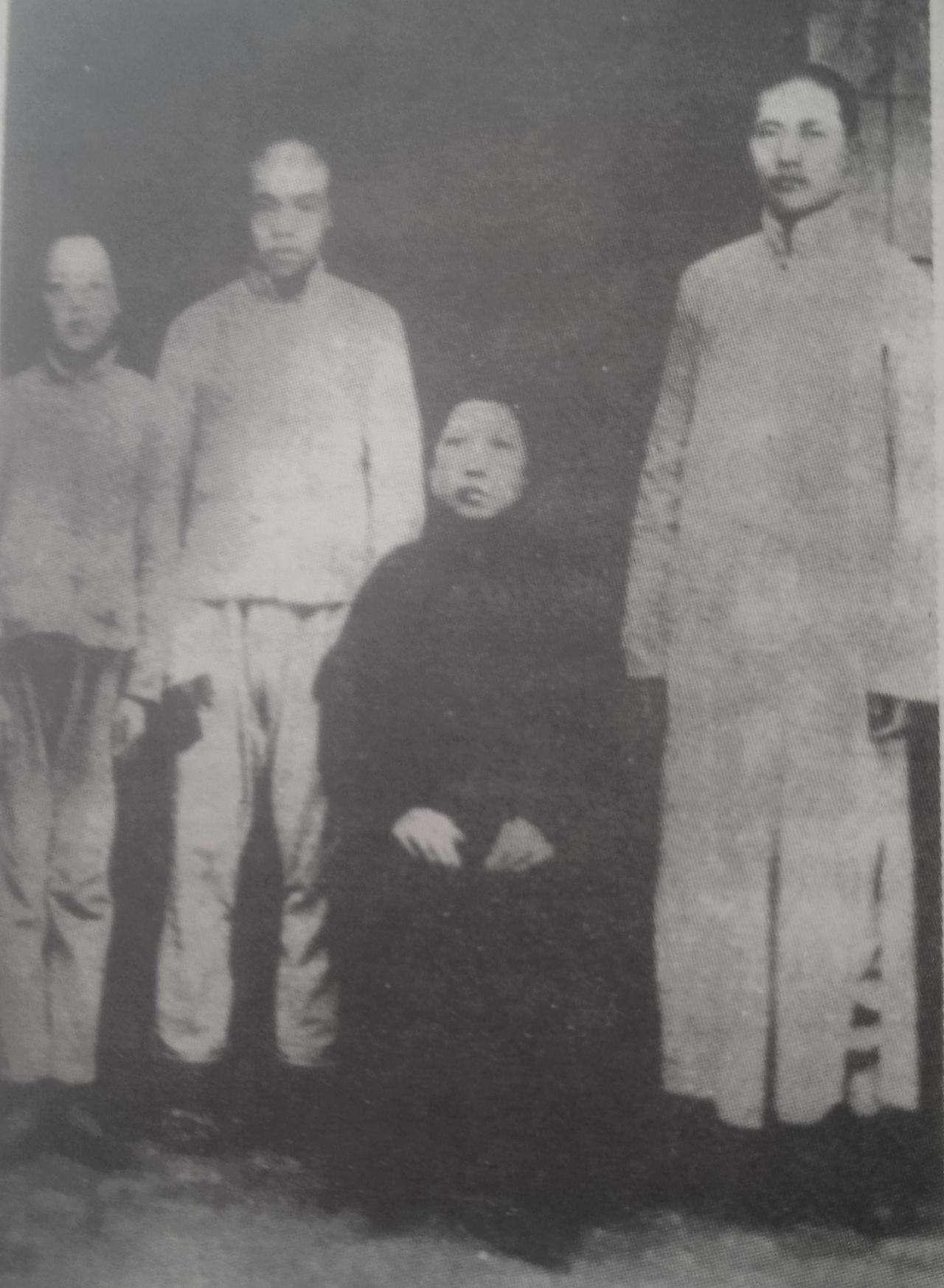 一掬慈容何处寻。
     毛主席说:世上有三种人，损人利己的人；利己而不损人的