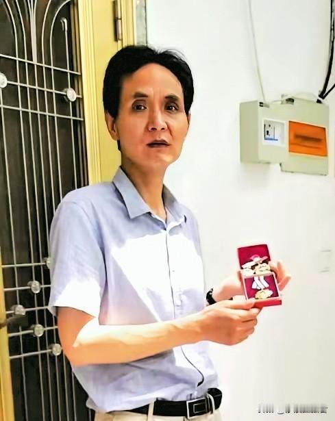 对越自卫反击战一等功臣张长海，潜伏3天3夜，不吃不喝，大小便随身排出。

405