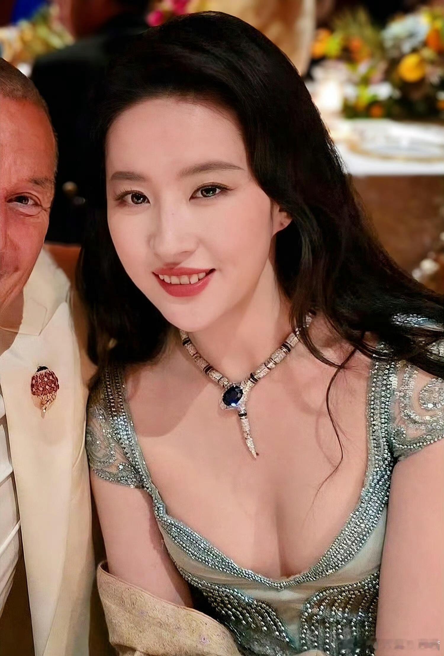 刘亦菲一身清冷雾感的薄荷绿重工钉珠礼裙，低胸方领设计完美勾勒出温柔肩颈线条，短袖