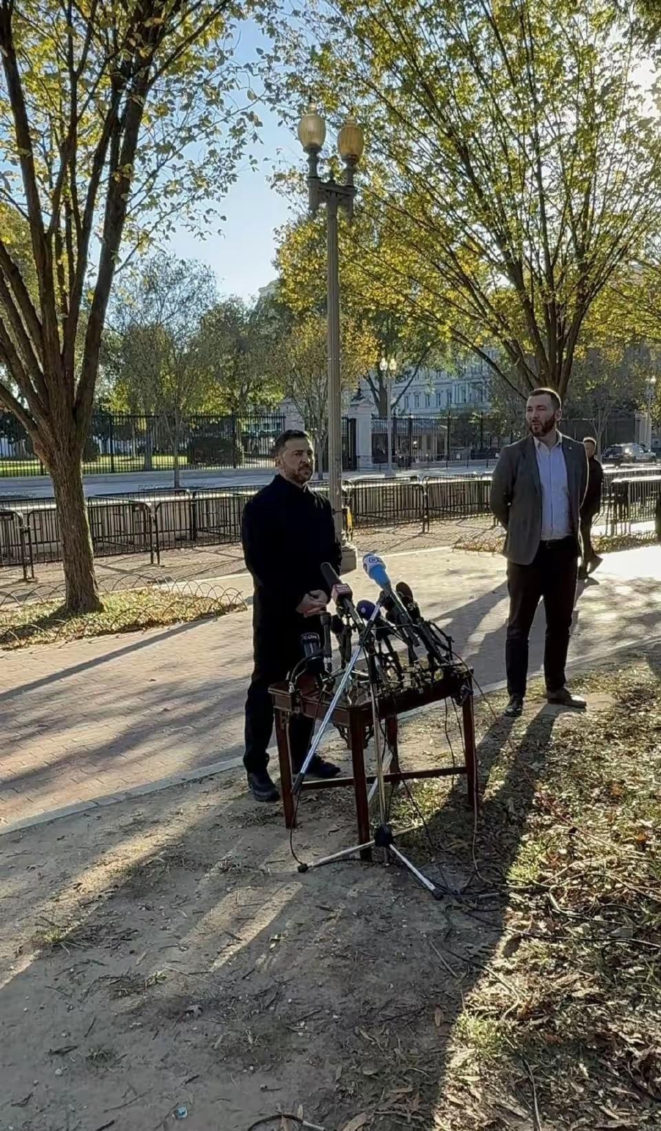 唉！这可是乌克兰总统泽连斯基的记者发布会呀，还是在白宫外面。欺人太甚欺人太甚呀，