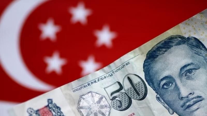新加坡元成了避险新选择？全球市场波动大，美元走弱、日元受影响，新元因为政局稳、经