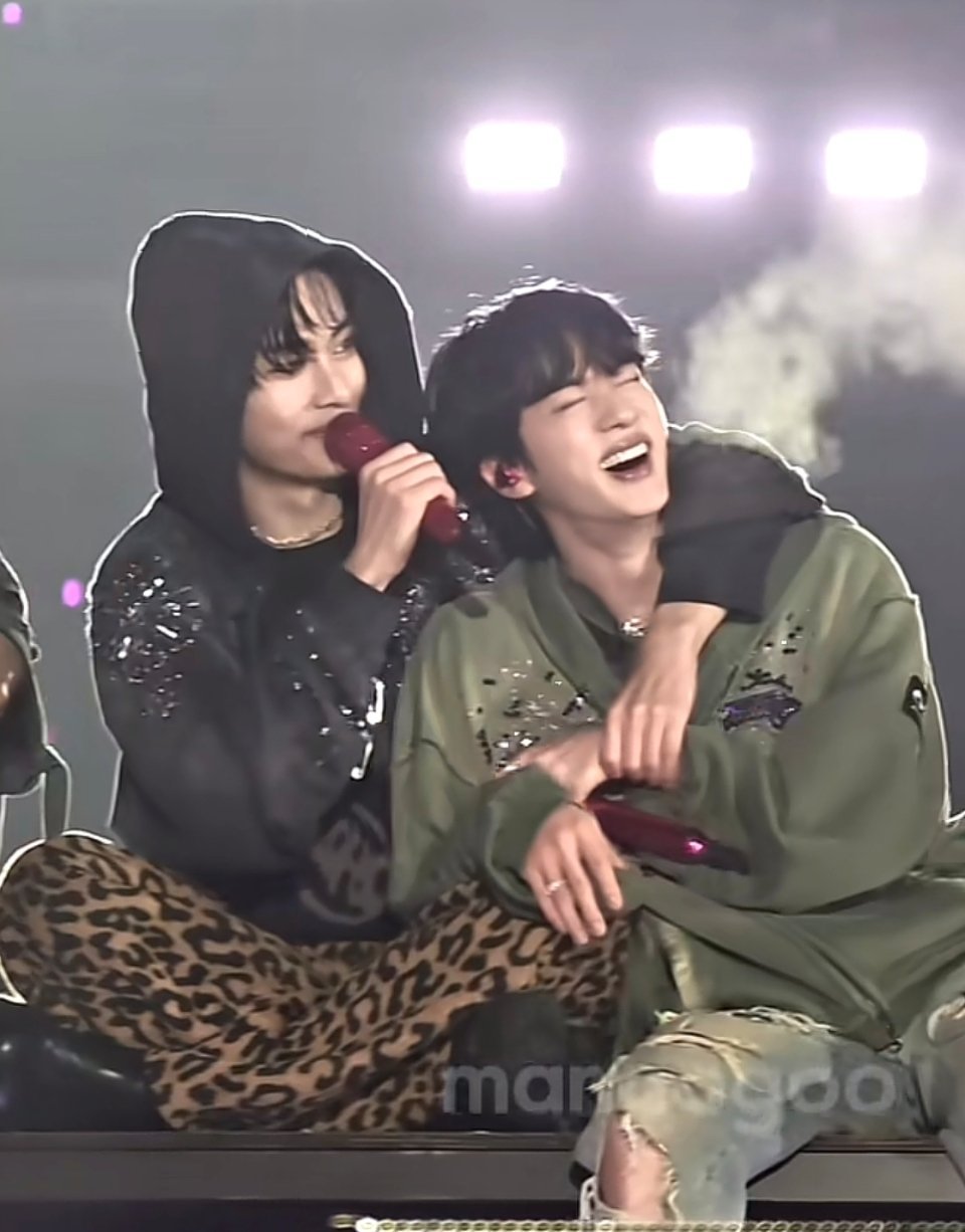 偏偏是我最爱的抓手腕... 