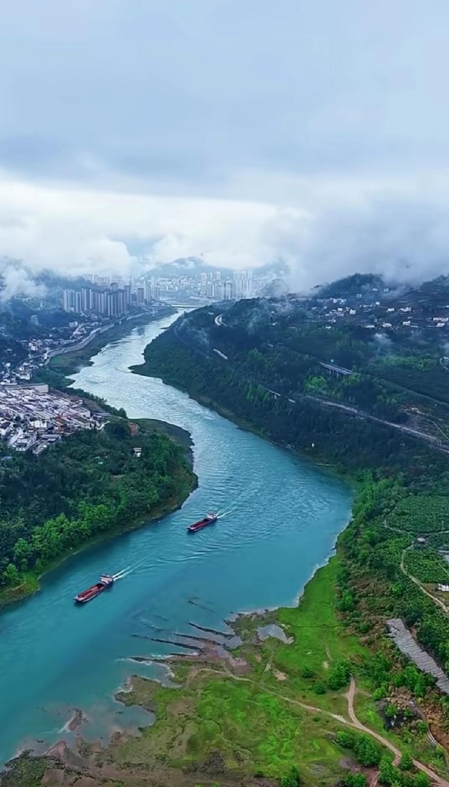 网上的割裂思维，“川渝一家亲”。都是中国人，非得“川渝”才是一家亲，跟其他省市就