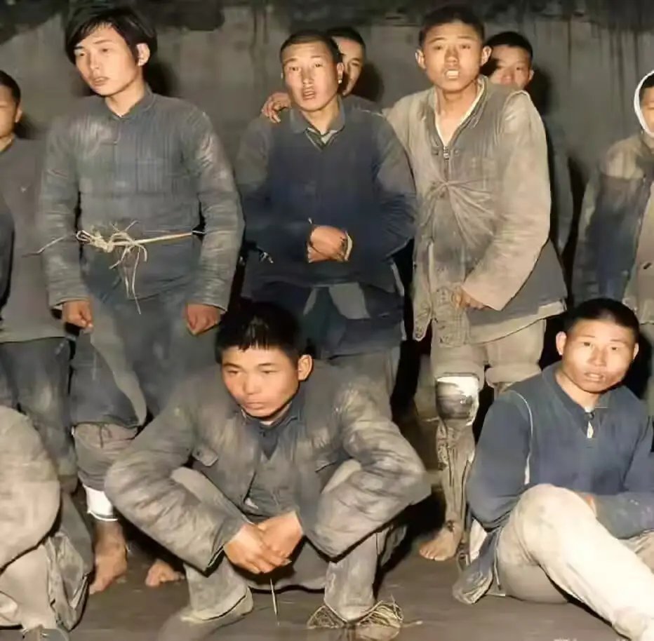 1948年，游击纵队队员被俘时的镜头，虽身处危境，但个个神色坚毅 