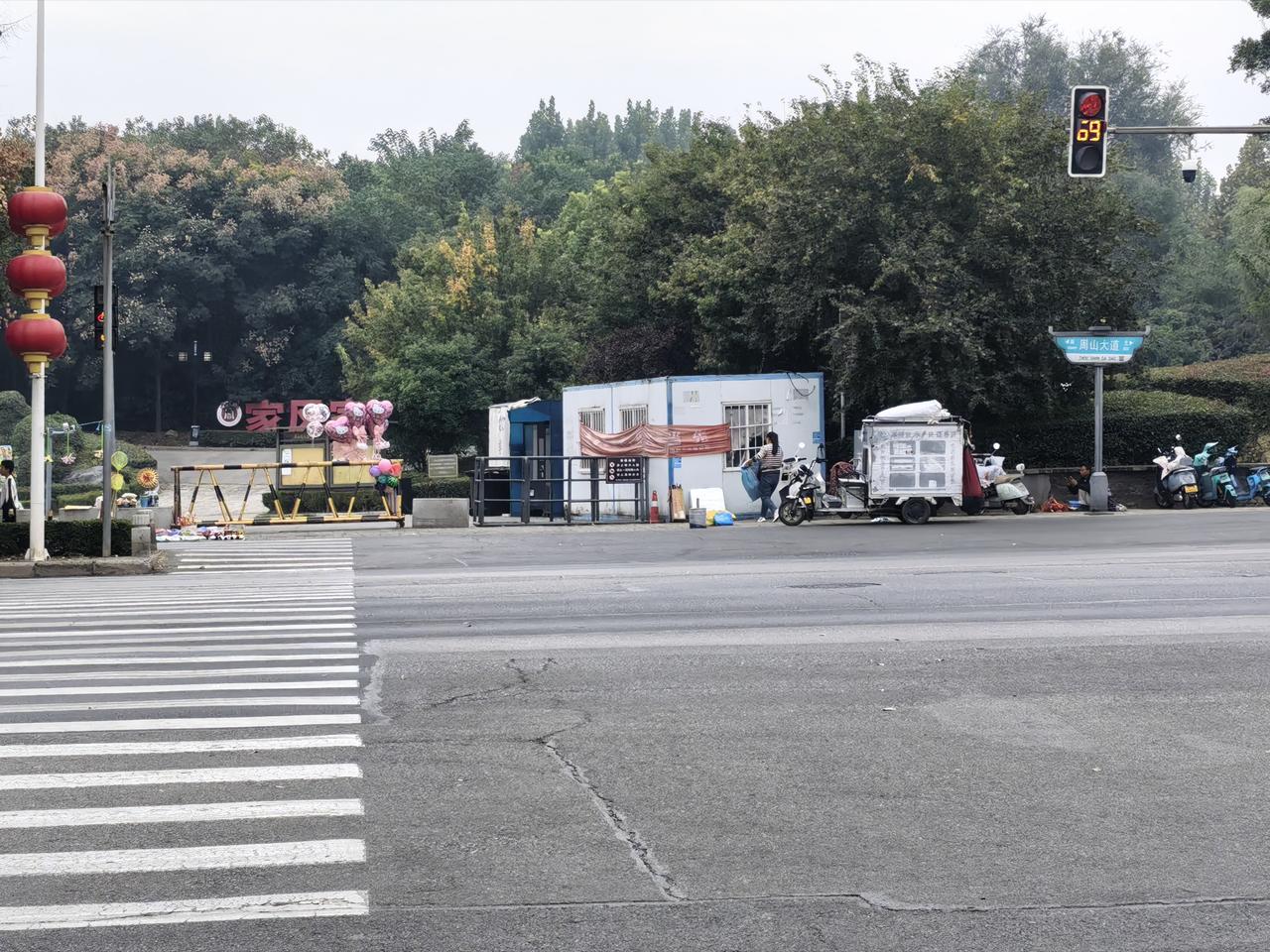 周山旁小游园，无障碍门跟着上下班，轮椅游客被困园内
 
洛阳涧西周山公园旁边的小