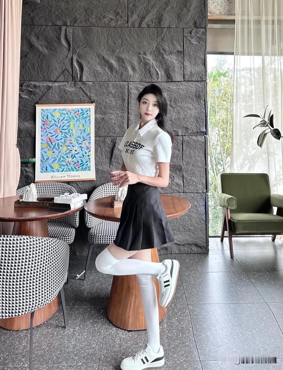 #现在穿短丝袜会不会感觉很土#短丝袜作为一种经典的服饰配件，其历史可以追溯到几个
