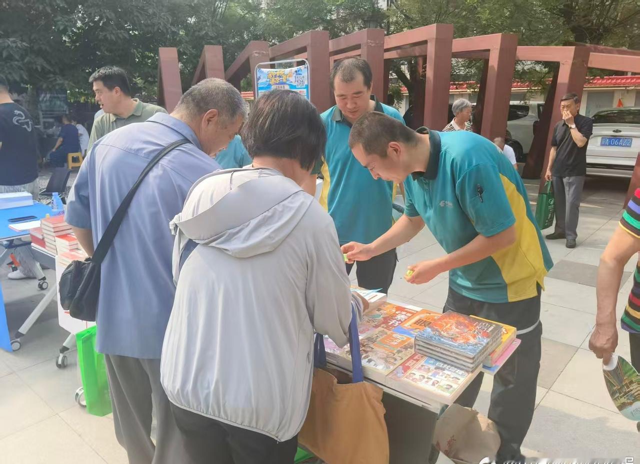 【石家庄邮政进社区开展便民公益惠民活动】5月15日，纵览新闻、河北省爱心公益协会