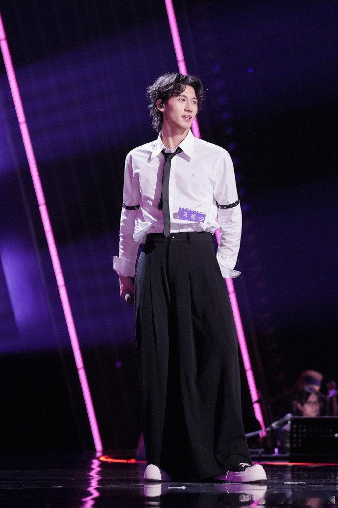 青你老秀人愿旗下员工得音综冠军声鸣远扬从选秀到音综巅峰，他用实力打破所有质疑！歌