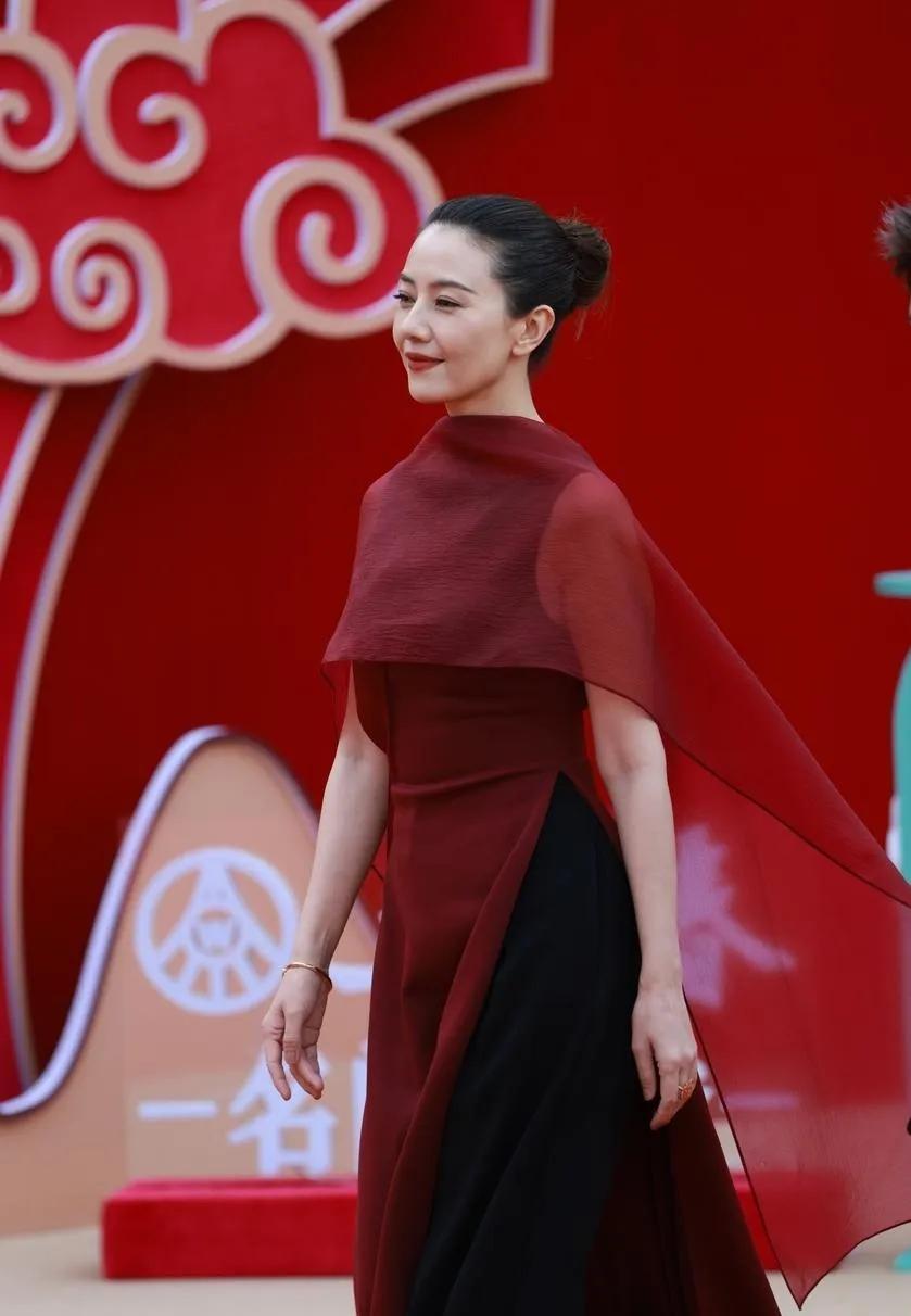 高圆圆丸子头杀疯了！💥
 
酒红拼黑长裙配丸子头，又美又飒，这状态我慕了！