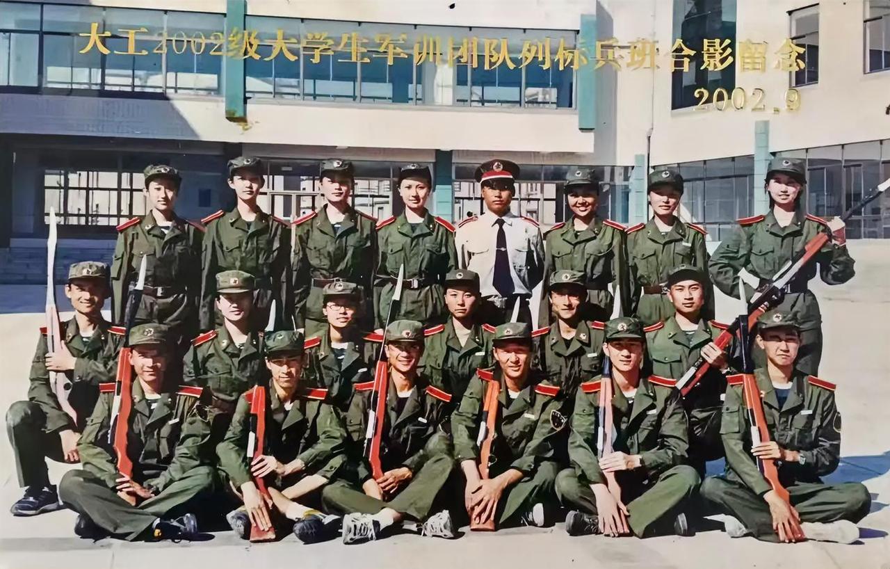 2002年，大连工学院迎来了一批新生，他们满怀梦想与憧憬，开启了军训之旅。在军训