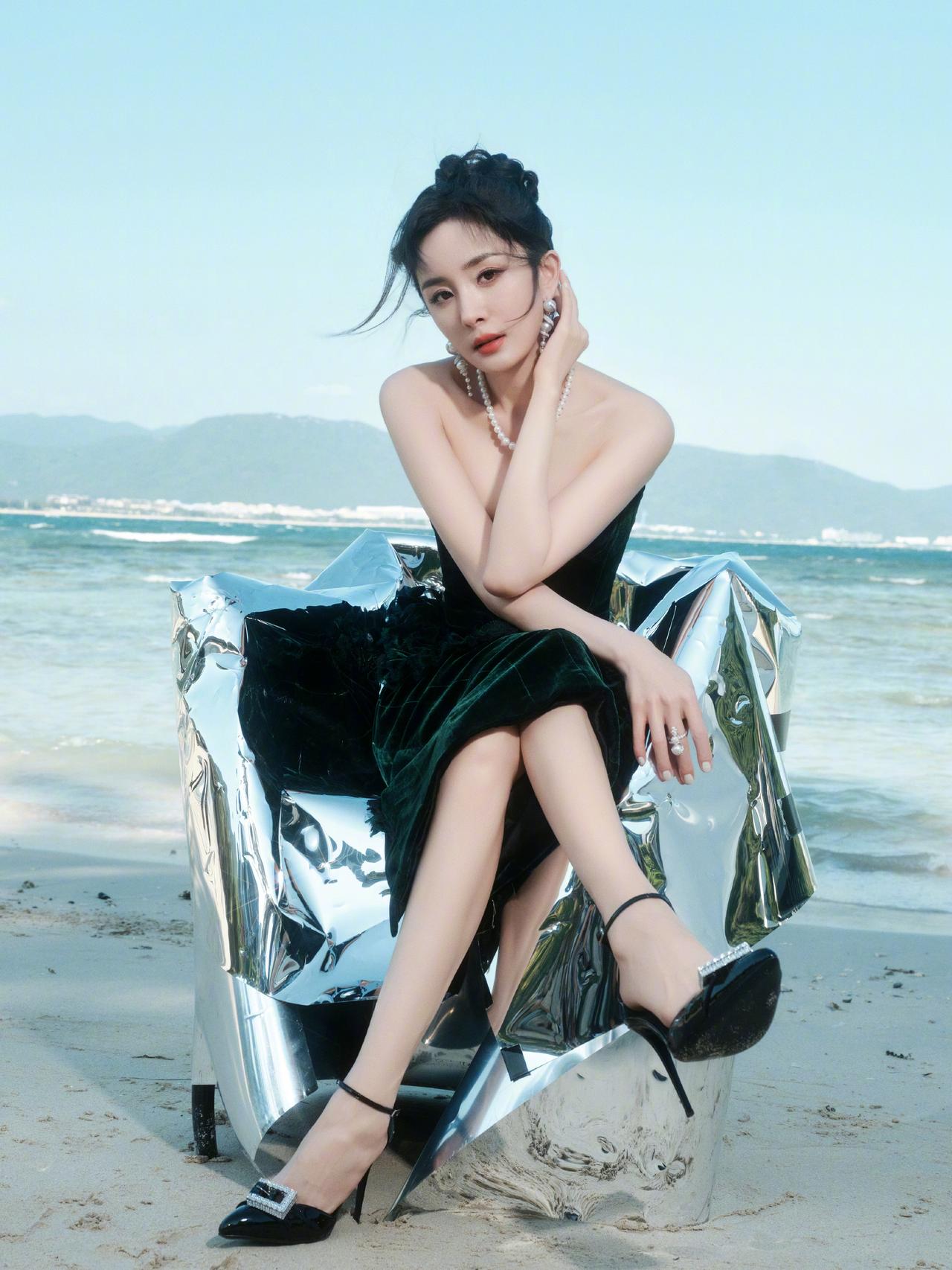 杨幂海边拍大片，美美的姐姐