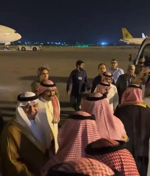 沙特一出手就是100亿美元，直接砸在巴基斯坦瓜达尔港，不是建清真寺，不是修公路，