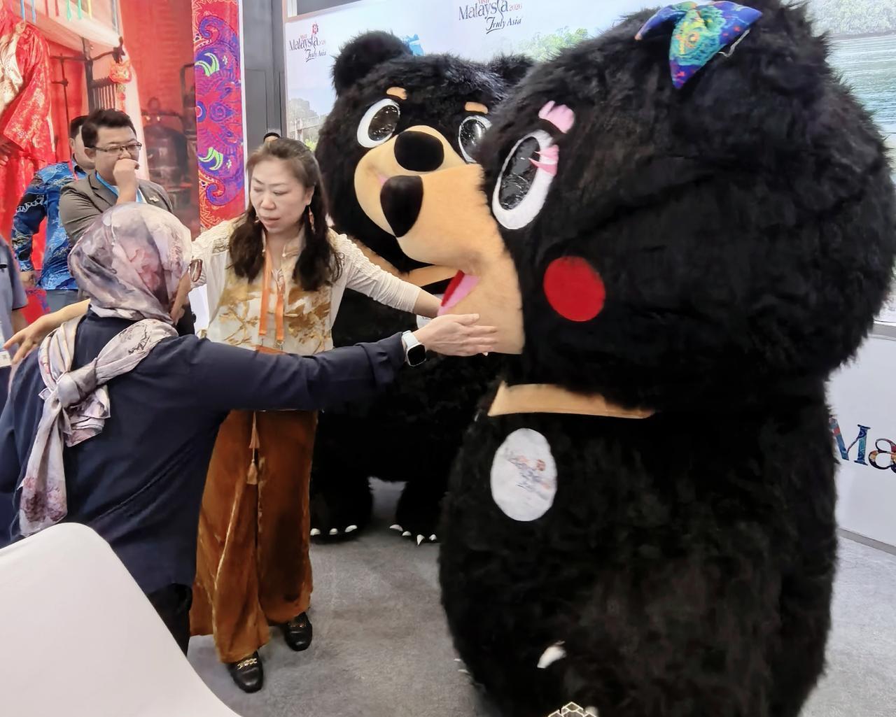 当身穿不同的服饰的手触向毛绒熊时，语言就成了多余的注脚。那些笨拙的拥抱，无设防的