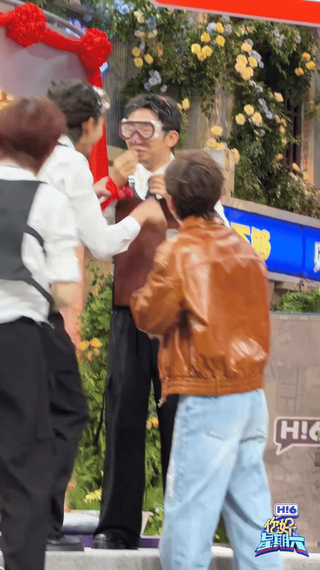 王鹤棣超绝反应力王鹤棣给杨迪整成小丑了 王鹤棣反应也太快了！杨迪想砸他反被弹回去