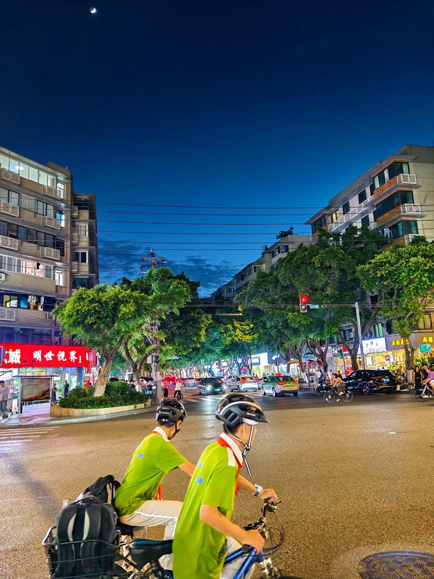 成都！夏夜的终极浪漫！！！美哭了！！！6.11傍晚在成都街头拍到的 好美好美
好像电影里的场景啊 美哭了！！！
这是我爱的成都啊！！！ 
治愈系天空