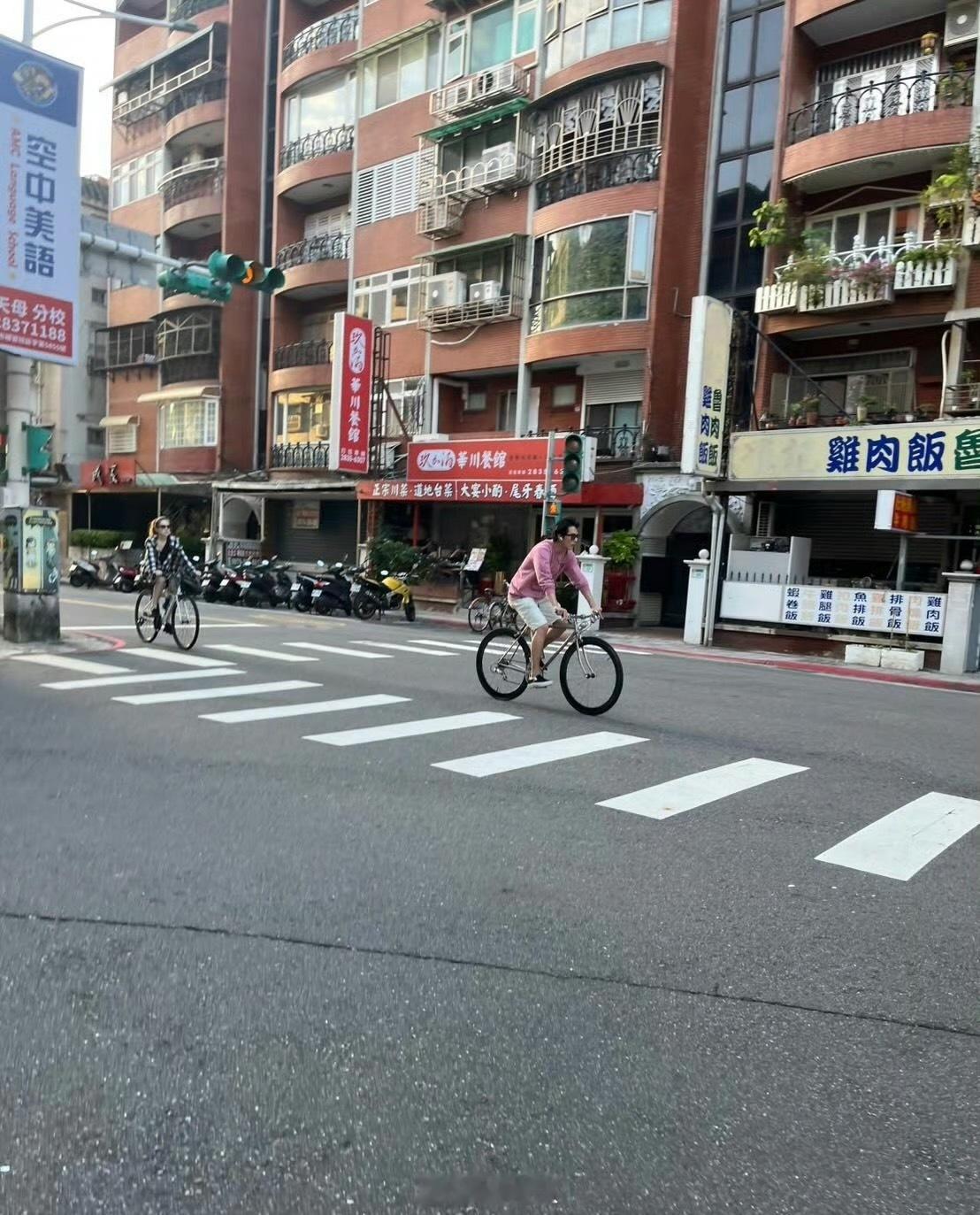 网友偶遇邱泽许玮甯骑脚踏车，真夫妻就是甜啊 