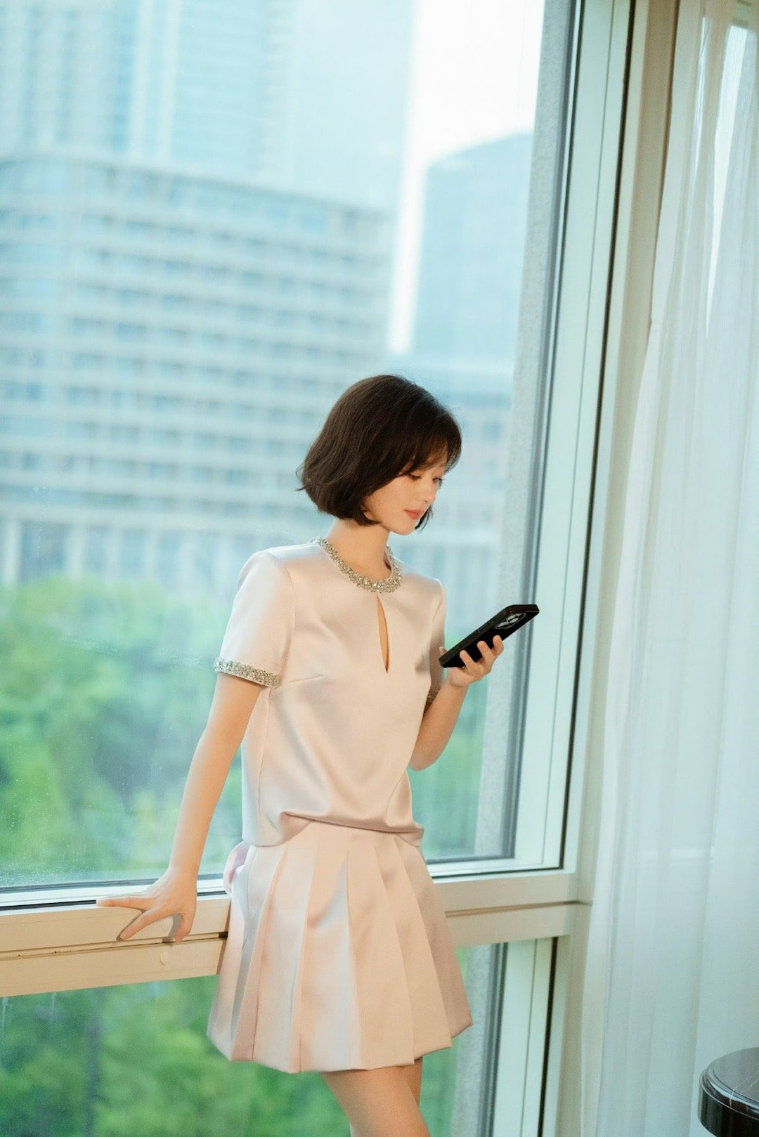 赵丽颖工作室今日的营业图，来看看少女感如何？ ​​​