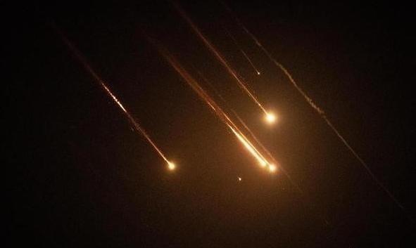 伊朗每天两轮导弹打击，从不提前通知。很多人以为，这是伊朗在用火力压制美以。错了！