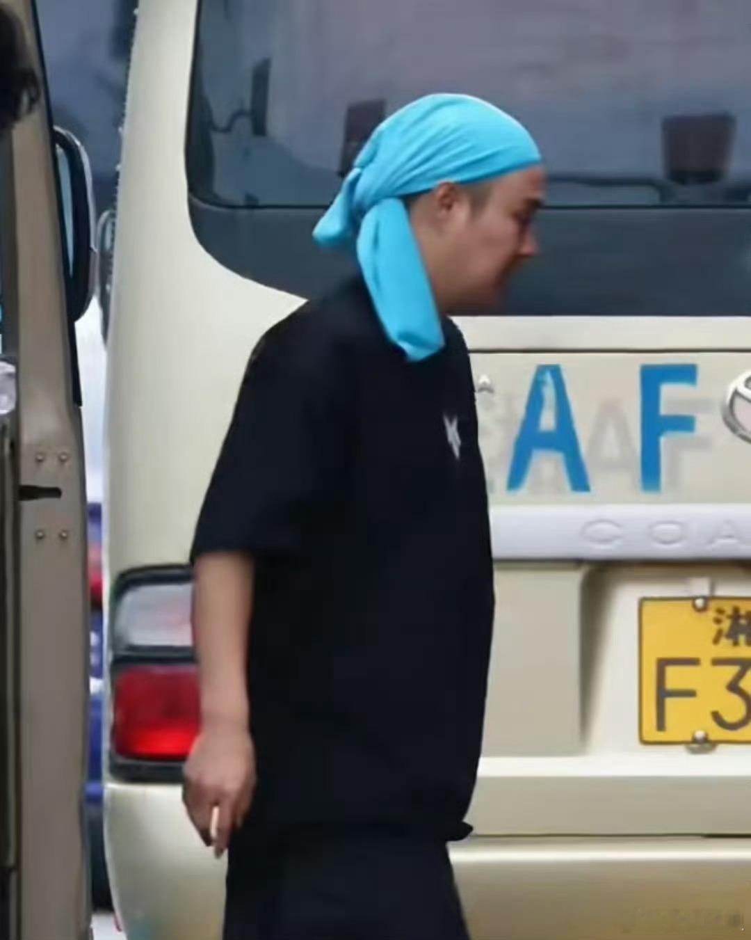 小沈阳头巾疑似人传人小沈阳披哥松弛感小沈阳头巾重度依赖披哥路透随处可见的头巾，每