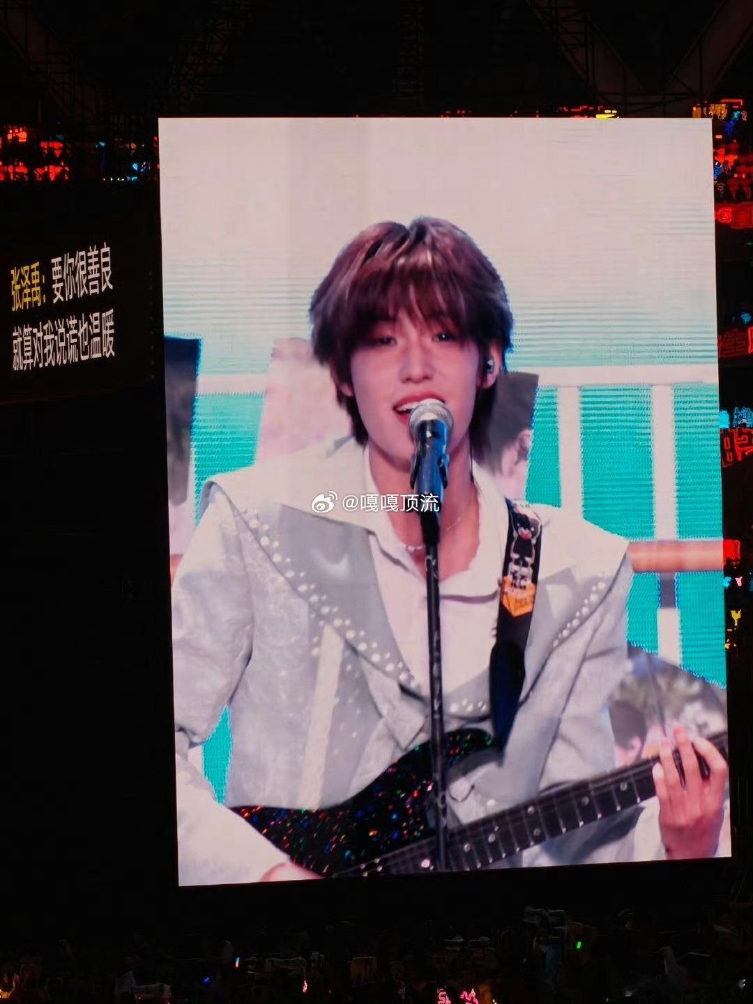 乐队舞台的宝藏少年非张泽禹莫属！张泽禹超大声的爱笑纳了张泽禹紫色套装的确有韵味 