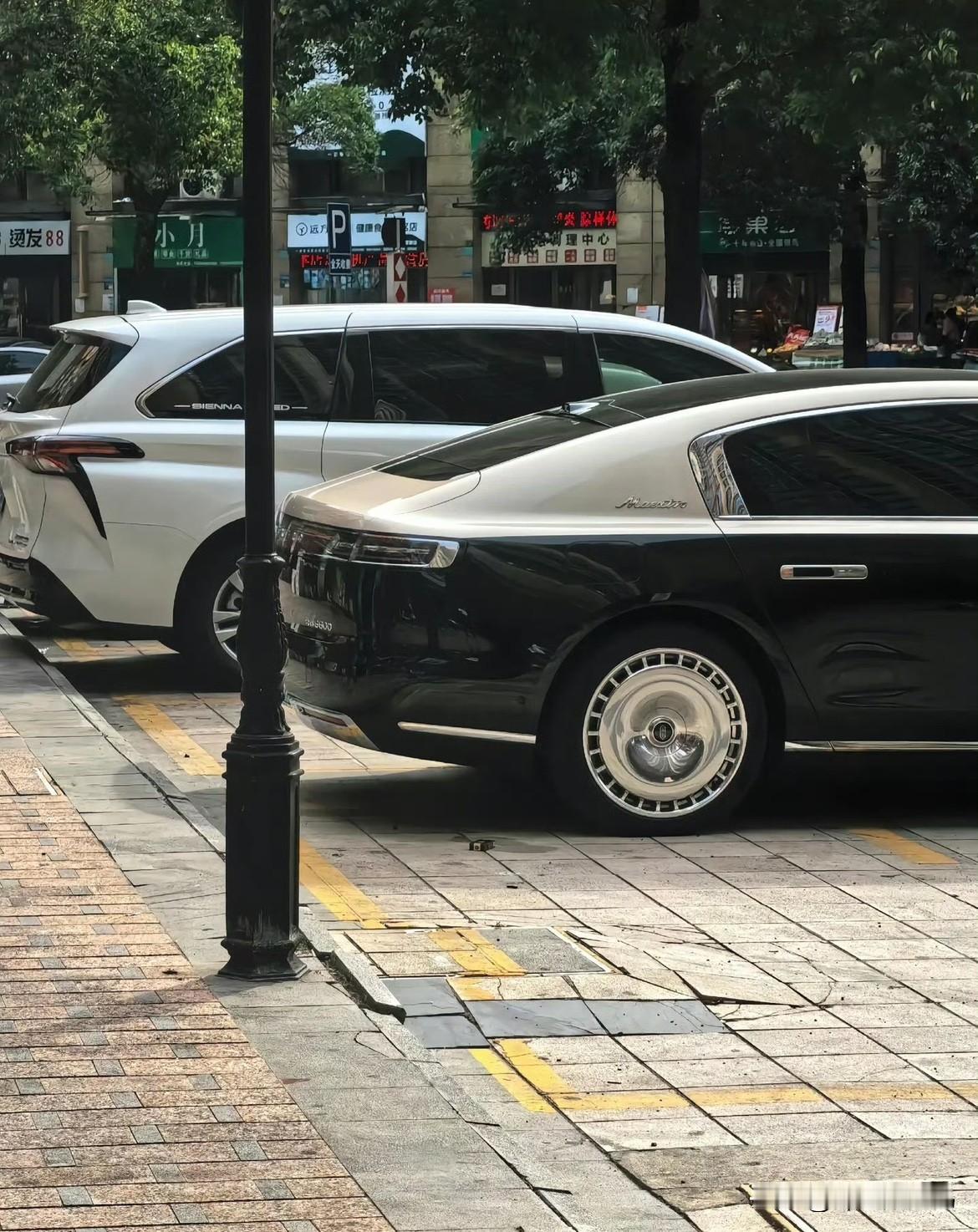 说真的，现在买国产百万超豪车的人，不再是咱印象里只认BBA、迈巴赫的老派富豪了。