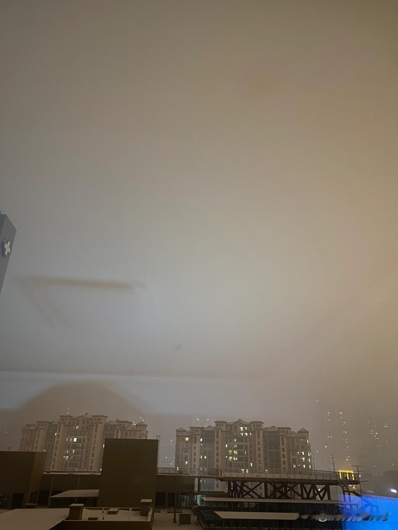 吉林市今晚上雾气弥漫……太热开了会窗户，发现空气中一股硫磺味道……坐标中东！究竟