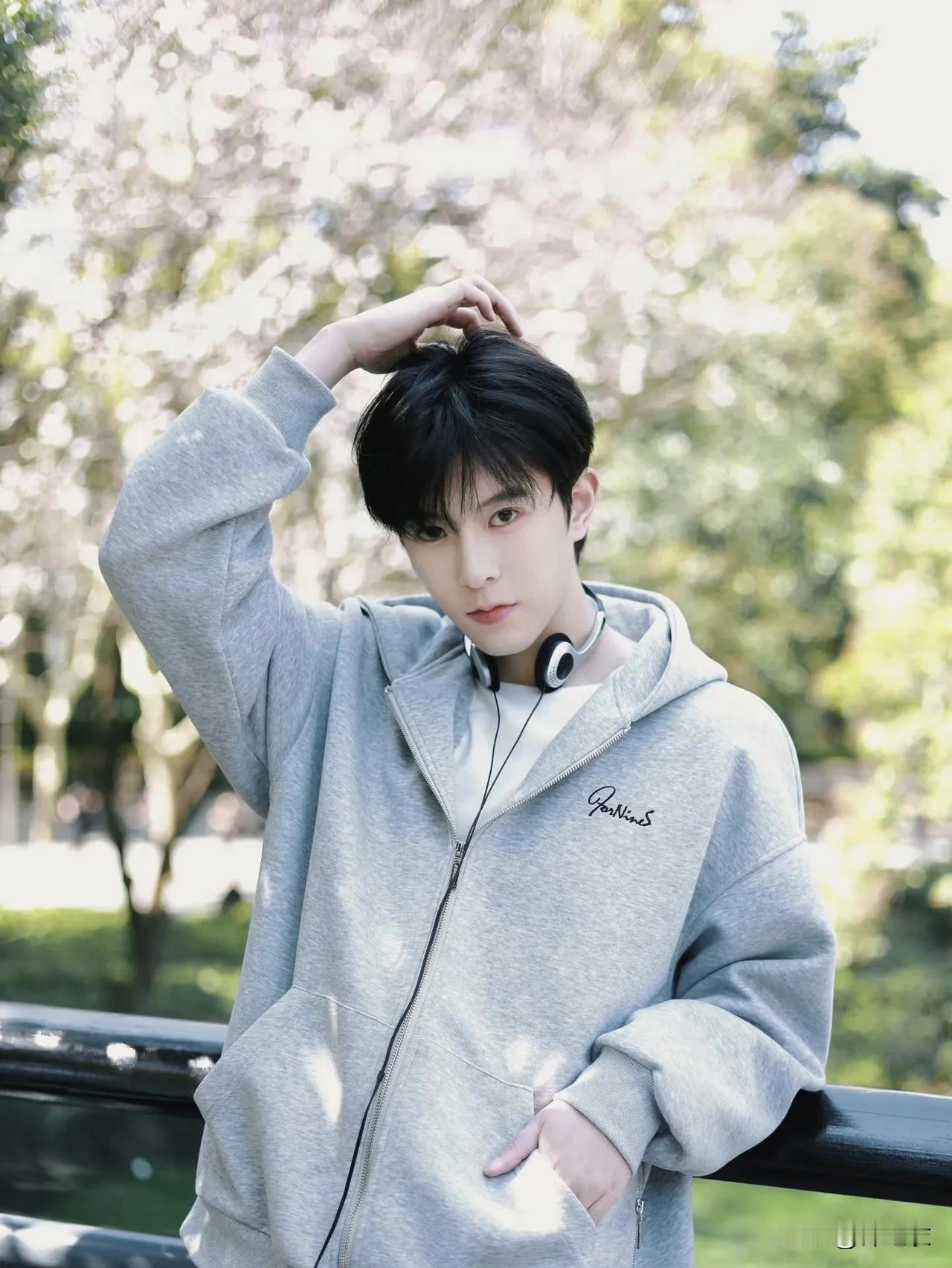 为什么有人觉得邱鼎杰现在不开心，是因为私生太多了吗？还是他的梦女太多了。

而我
