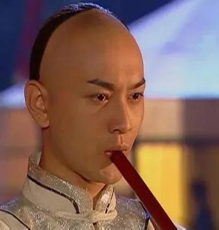 单从外形来说，黄晓明比朱宏嘉更帅，但我们就是觉得朱宏嘉才是萧剑。