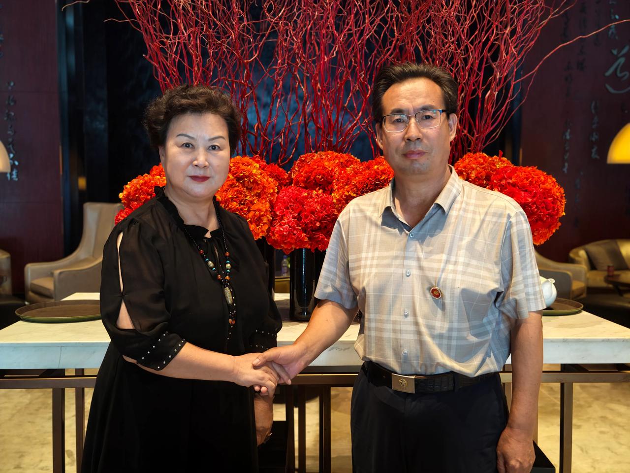 初见北京海华文化艺术联合会会长冀海华
文|孙玉良
久慕海华今始逢，
神交不再意朦