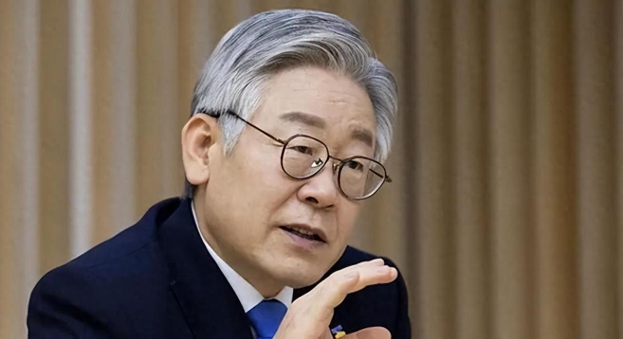 韩国悄然转向。
新加坡联合早报今日报道：“韩国总统室将东北亚三国的官方表述顺序统