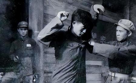 1951年，17岁的三轮车夫沈炳忠越想越不对劲，恰逢公安上门，他当即起身说道：“