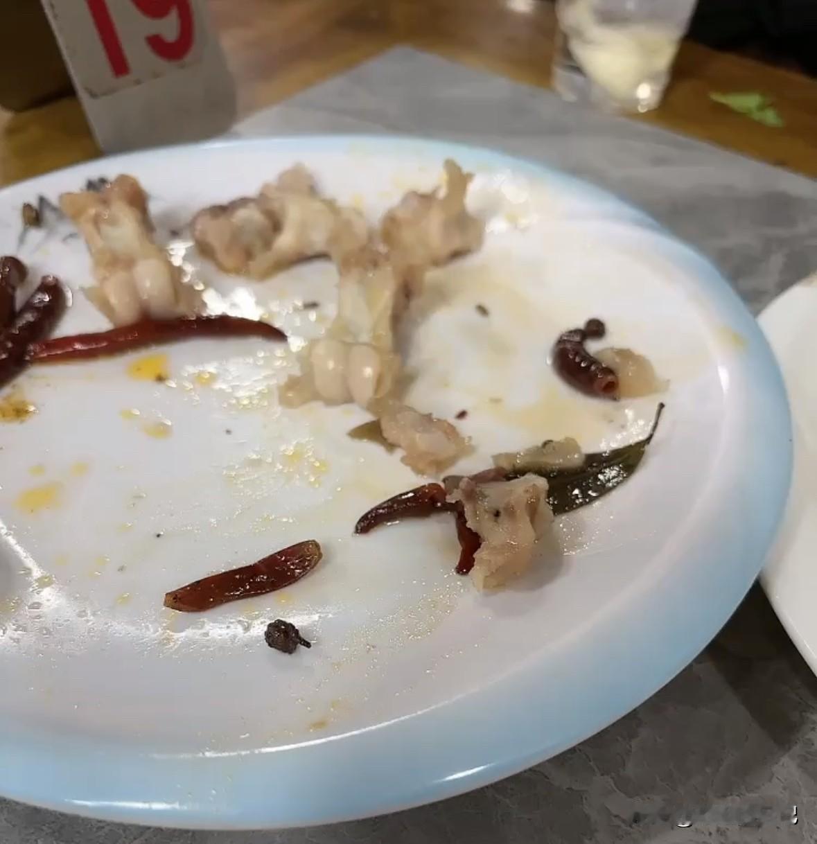 软烂脱骨的羊蹄，特意给我买的，但是就吃了一口，因为太辣，没口福享受了。
医生告诉