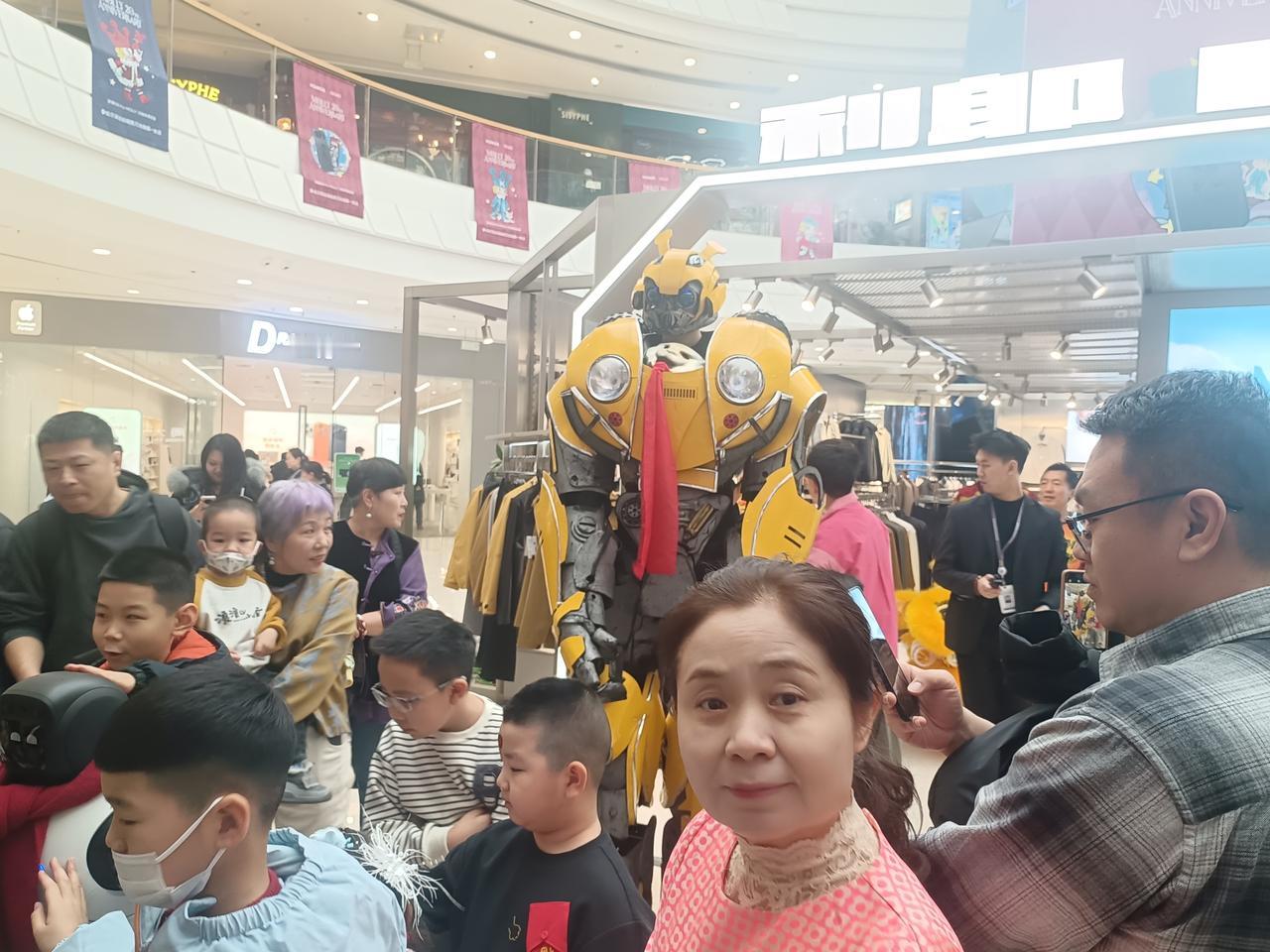 天南地北大拜年机器人热潮席卷神州大地！大年初二逛商场人头攒动欢天喜地人间烟火气十