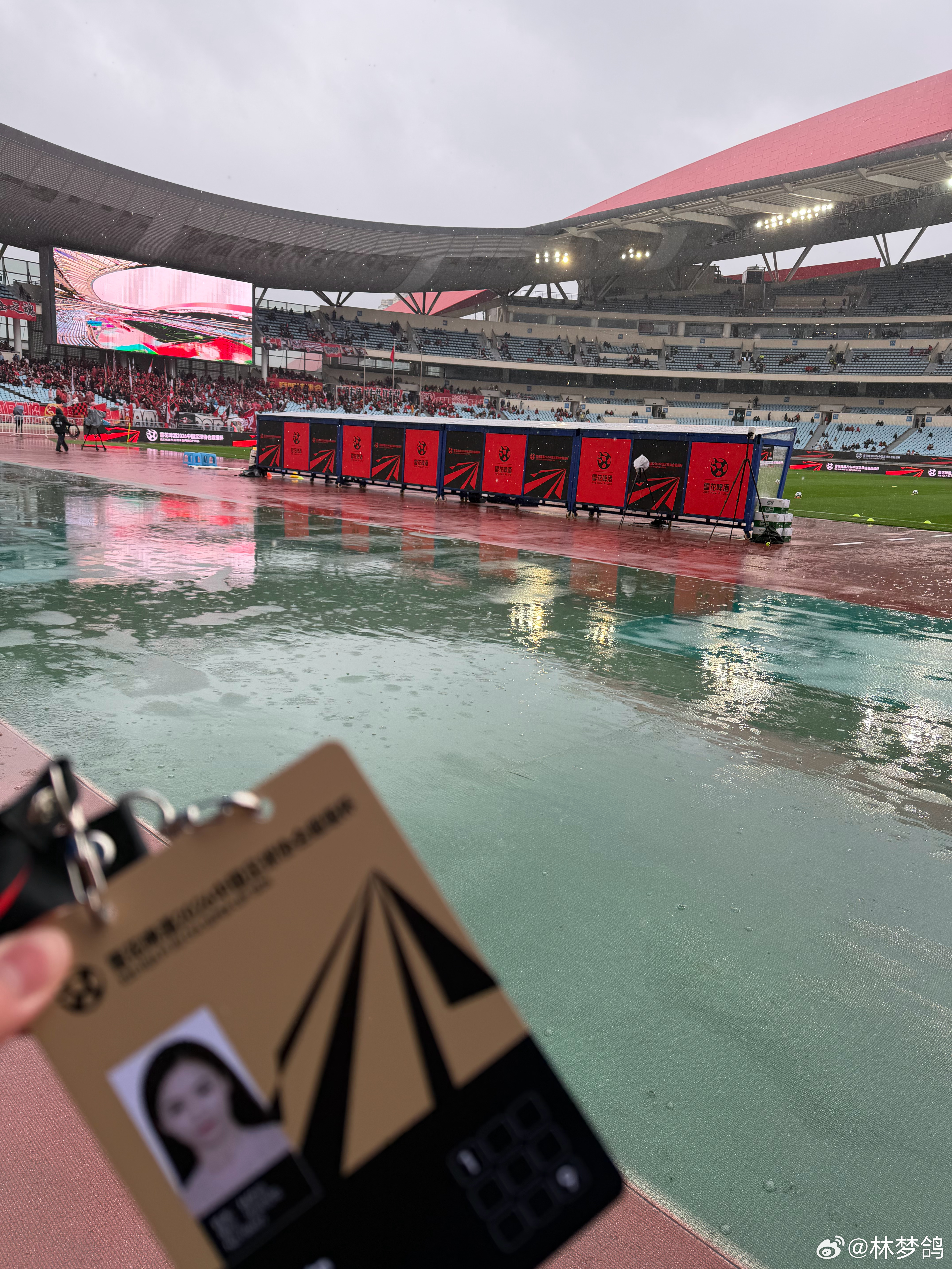 大家都到南京奥体中心了吗？现场雨不小大家注意安全！！！我今天白天临时有事改签了机