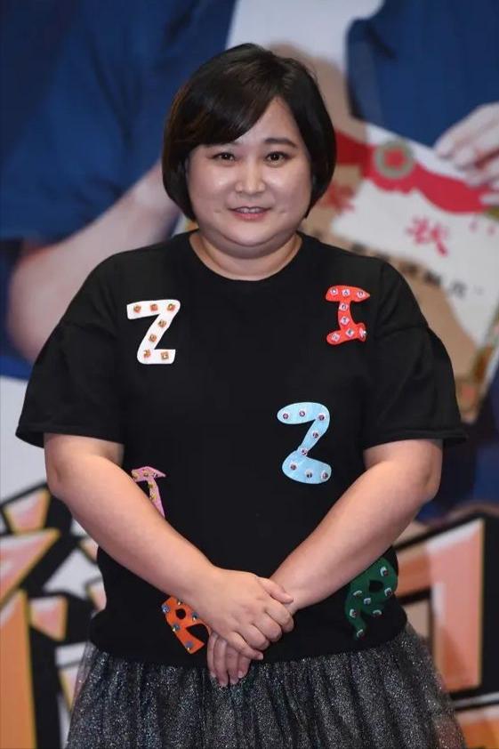 导演，贾玲说，热辣滚烫，我去邀请杨紫一起合作，给她打电话，问她有没有空，来拍一部