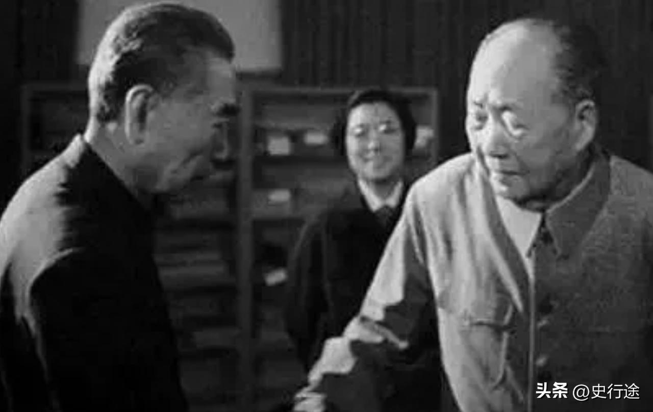 周总理检查身体被查出癌症之后，毛主席批示不治疗，不要告诉周本人，营养要跟上。
