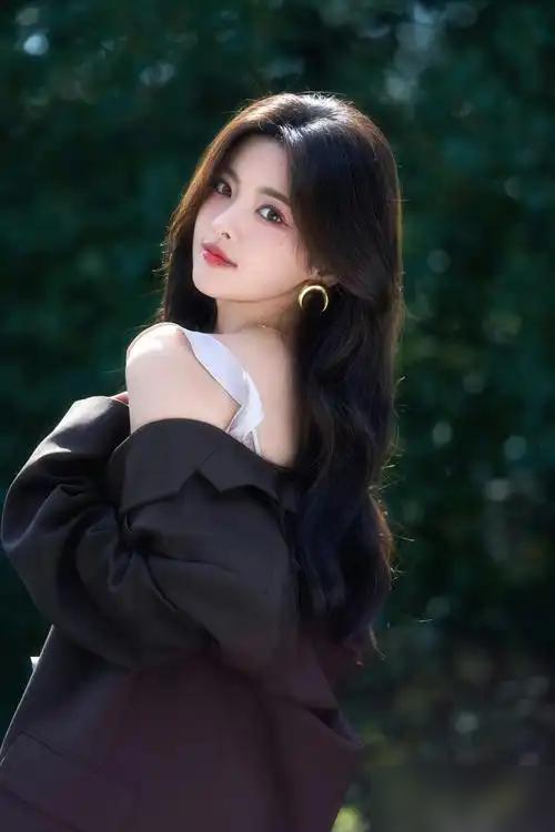 最近刷到个热议话题：刘亦菲和杨超越，你选谁当伴侣？
 
两人颜值都是天花板级，早