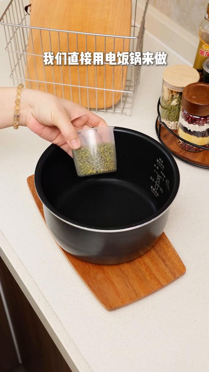 刚进入夏天就已经很热了，又到了吃绿豆莲子糖水的时候。这款莲子糖水吃起来是软糯香甜