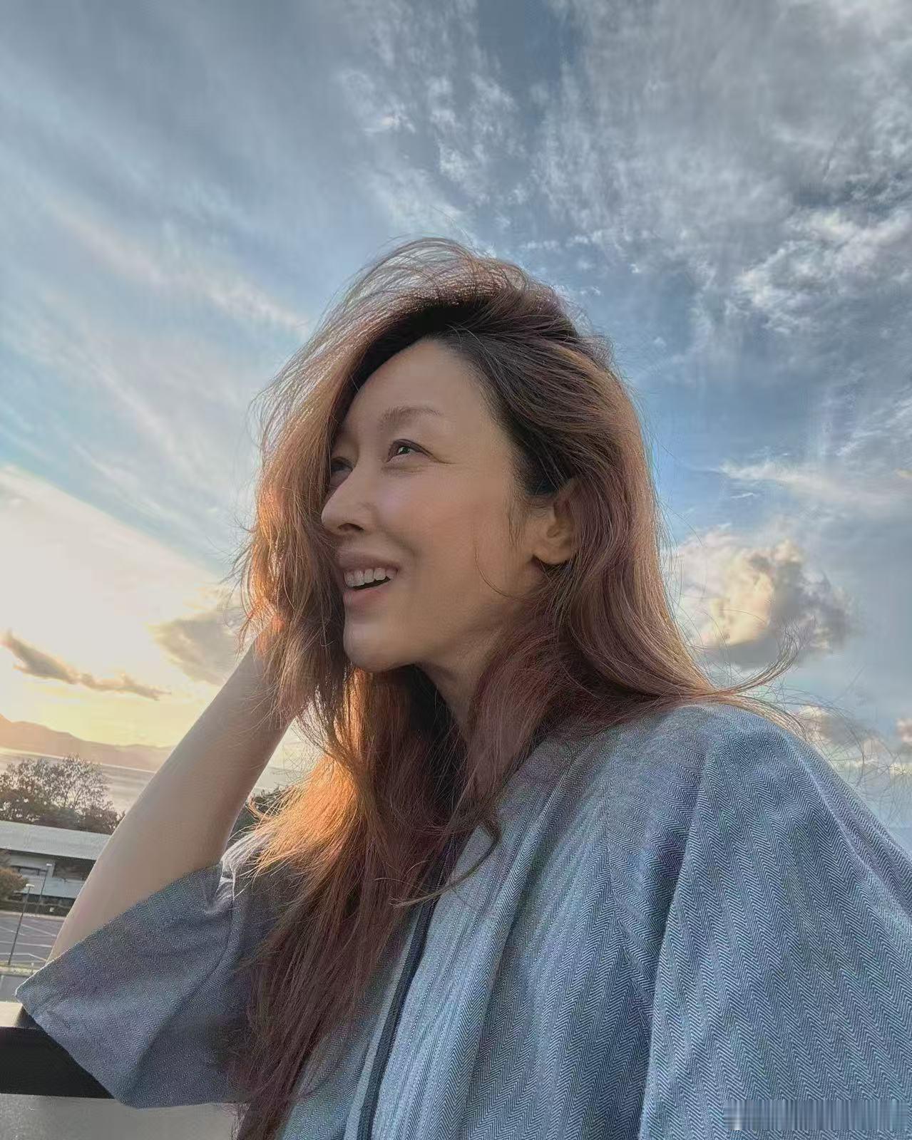 54岁的孙悦在歌里唱“我愿是你迷途时点亮路口的灯烛”。翻相册翻到这张——那年迷路