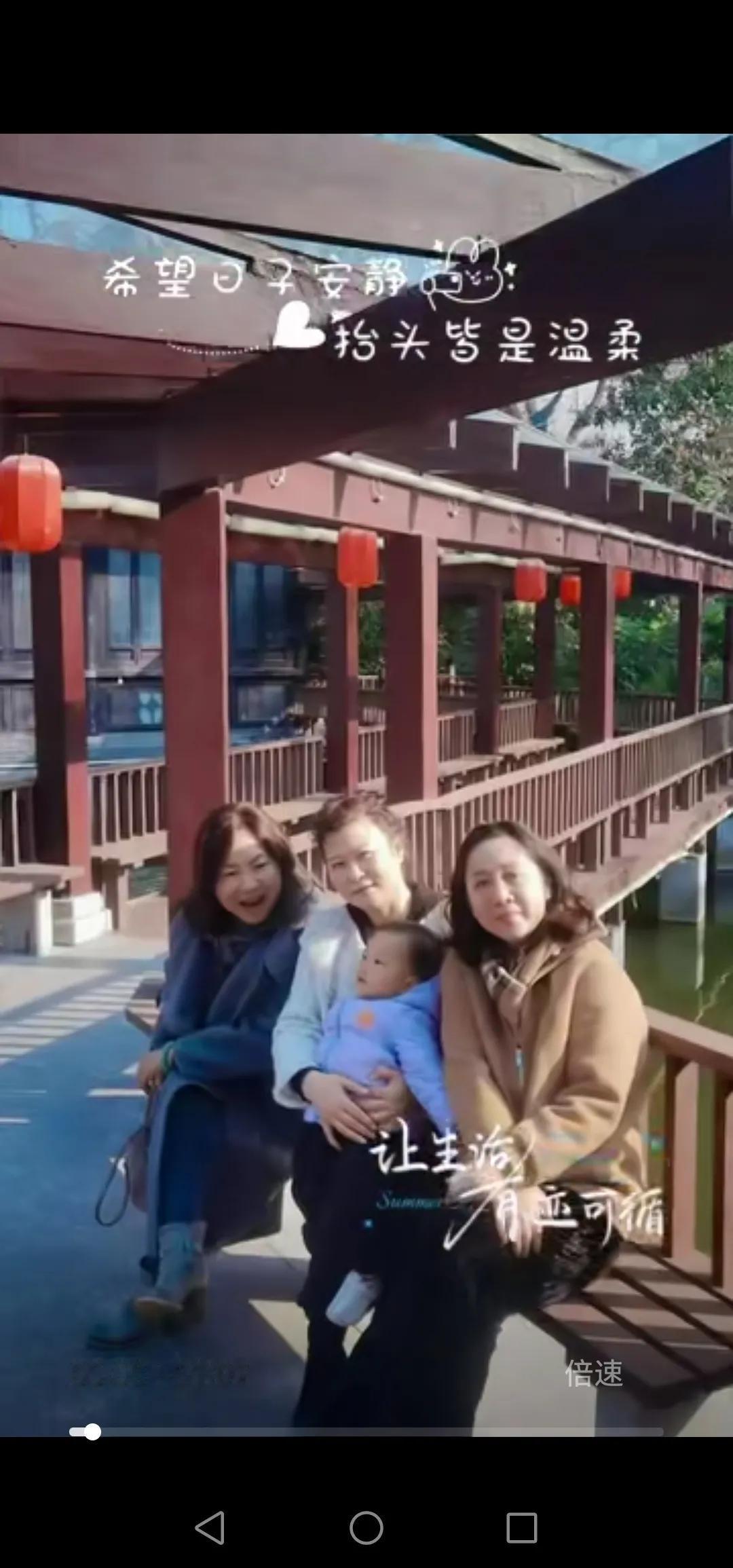 今日，阳光毫无保留地倾洒而下，驱散了冬日的丝丝寒意，陪着好姐妹遛娃，在这看似寒冷