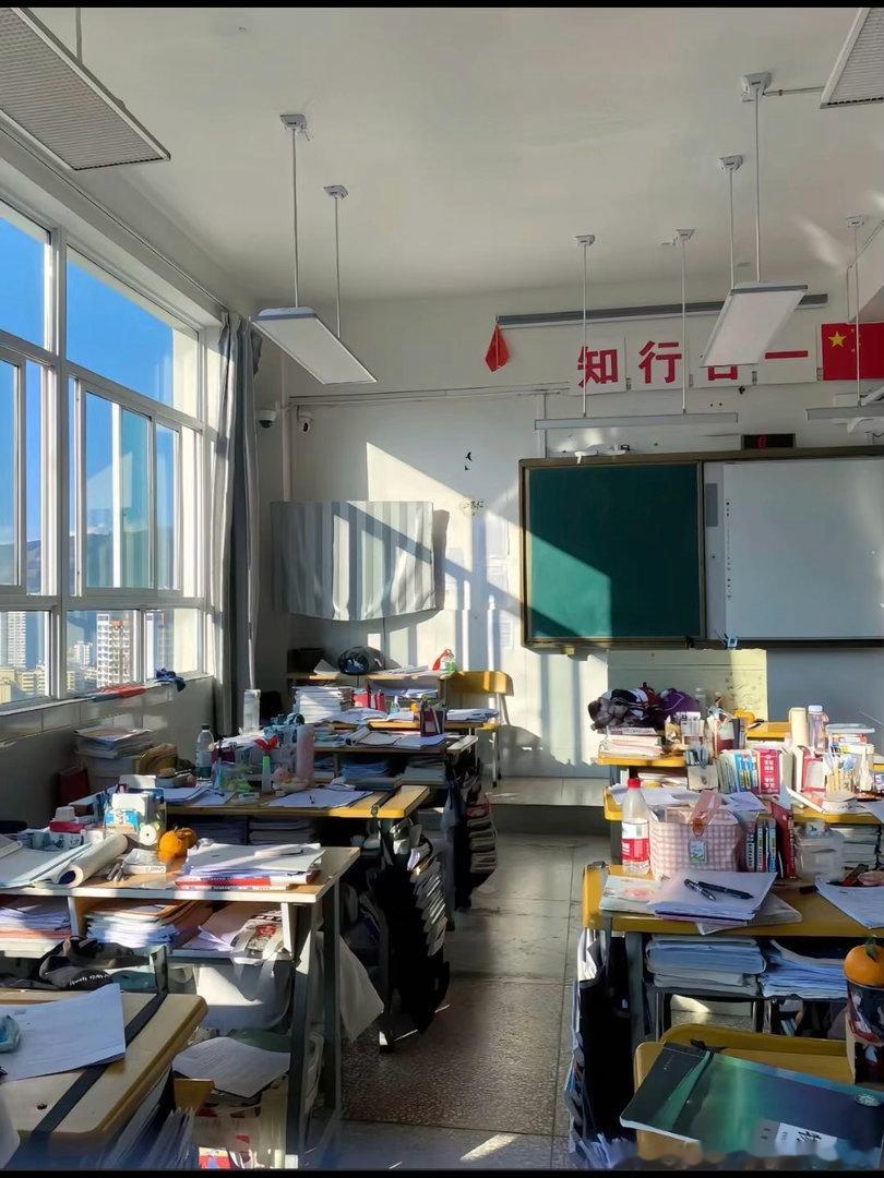 高考真是一场巨大的后知后觉那个考完试的傍晚格外安静，没有喧闹与欢呼，却悄悄定格了